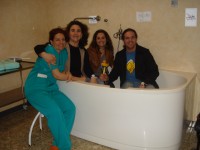 Graciela, Juani, Asun y Luciano en la bañera de partos